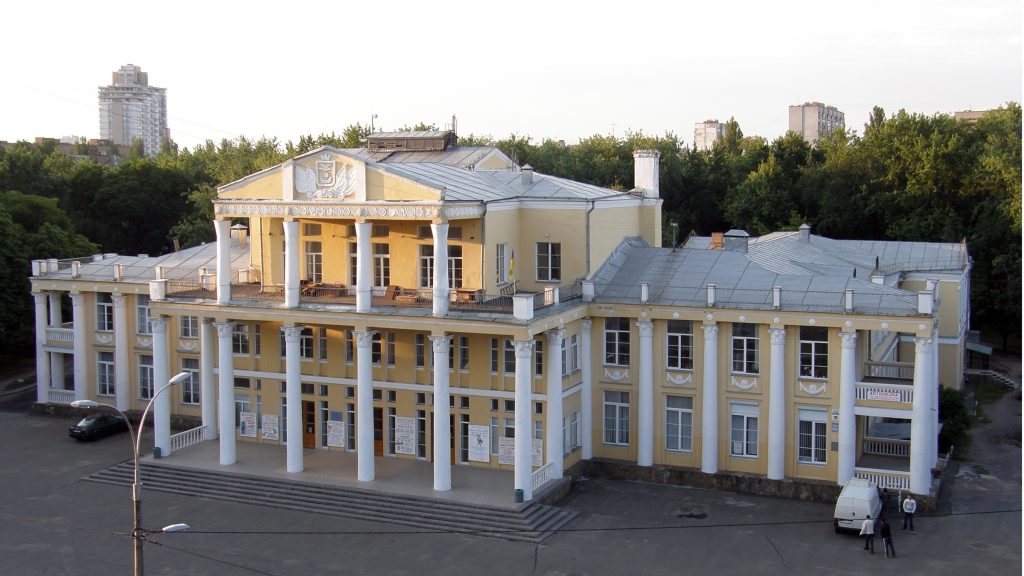 Парк дворца культуры «Дарница» в Киеве