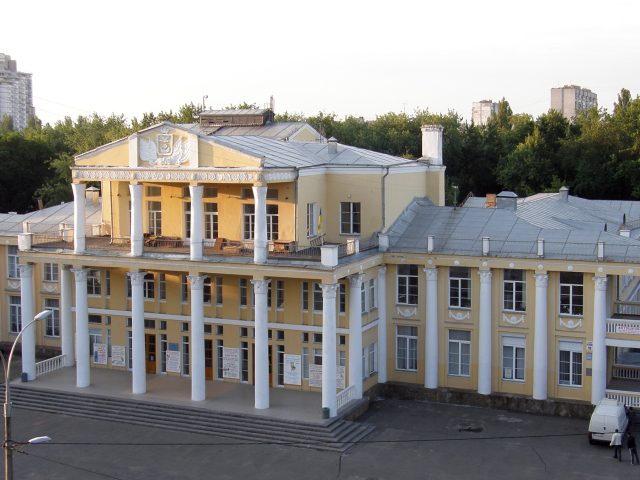 Парк дворца культуры «Дарница» в Киеве