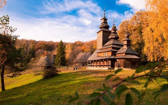 Мамаева слобода парк в Киеве