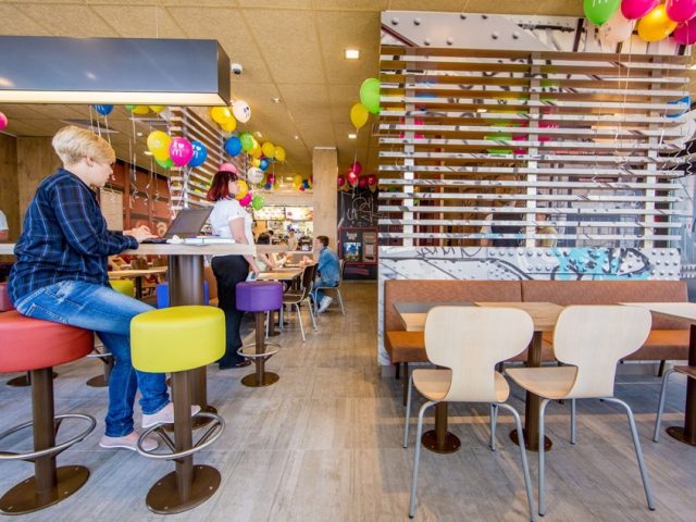 McDonald’s (МакДоналз) возле метро Академгородок — фото 2