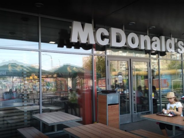 McDonald’s (МакДоналз) возле метро Академгородок — фото 3