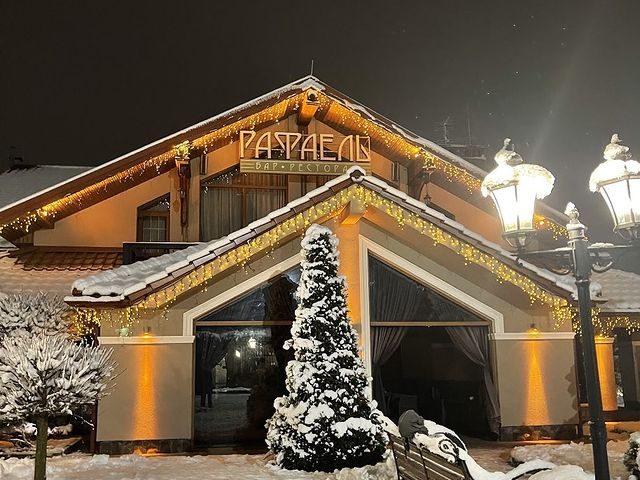 Ресторан Рафаель у селі Зубра — Львів
