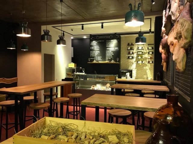 Бар Prosciutteria Wine and Deli | вул. Драгоманова, 2-А