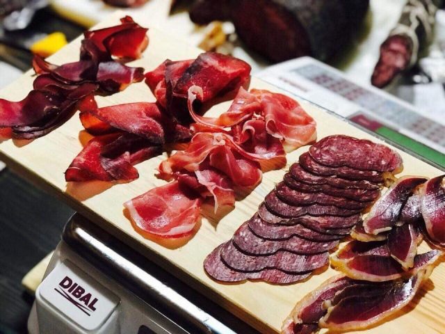 Бар Prosciutteria Wine and Deli | вул. Драгоманова, 2-А
