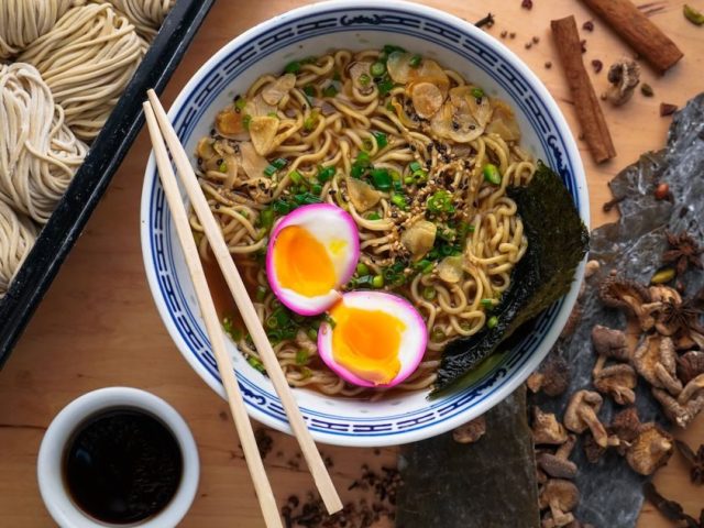 Fast food Ramen vs. Marketing | Spaska St, 1/2