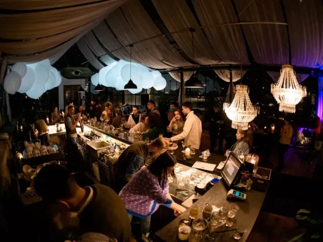 Бар Hendrick’s Bar | вул. Богдана Хмельницького