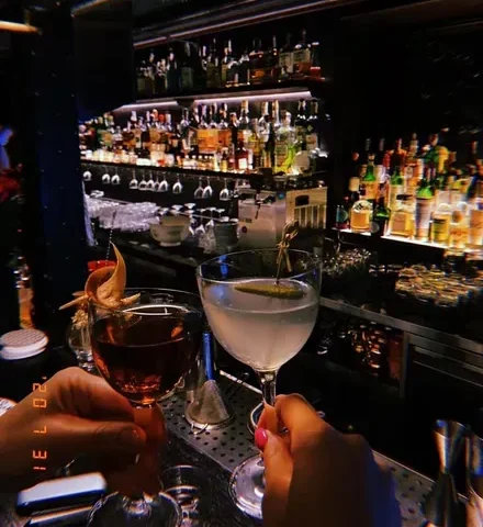 Бар Hendrick’s Bar | вул. Богдана Хмельницького