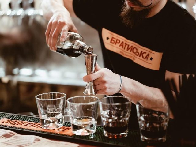 Pub Bratyska | Sichovykh Striltsiv St, 3