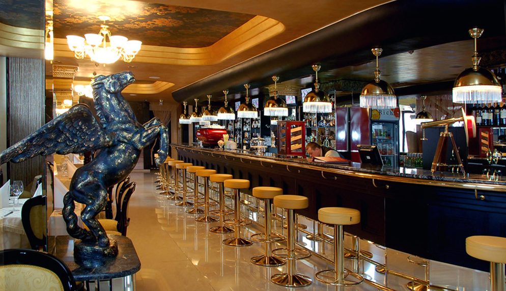 Restaurant Holiday | Aerokosmichnyi Ave, 43/2