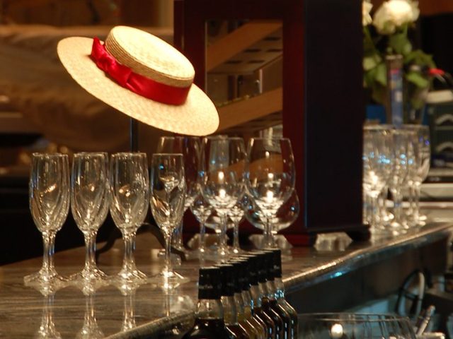 Restaurant Holiday | Aerokosmichnyi Ave, 43/2