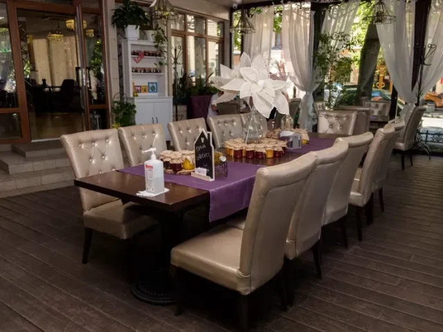 Кафе SVOЇ local food & wine | пл. Віри Холодної