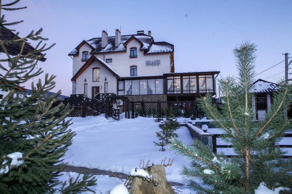 Отель Villa Grand, Сходница