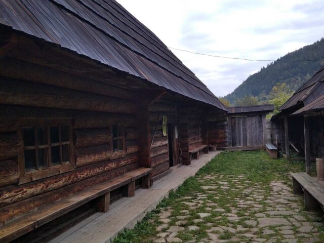 Museum «Khata-Hrazhda» hutsulskoi hospodarky (s. Kryvorivnia)