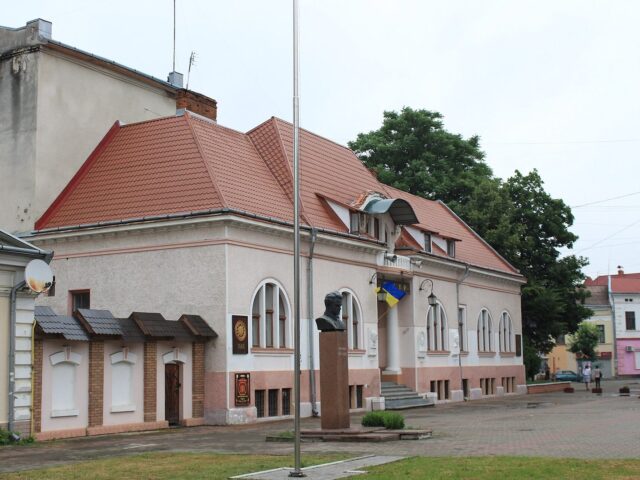Коломийський академічний обласний український драматичний театр — фото 2