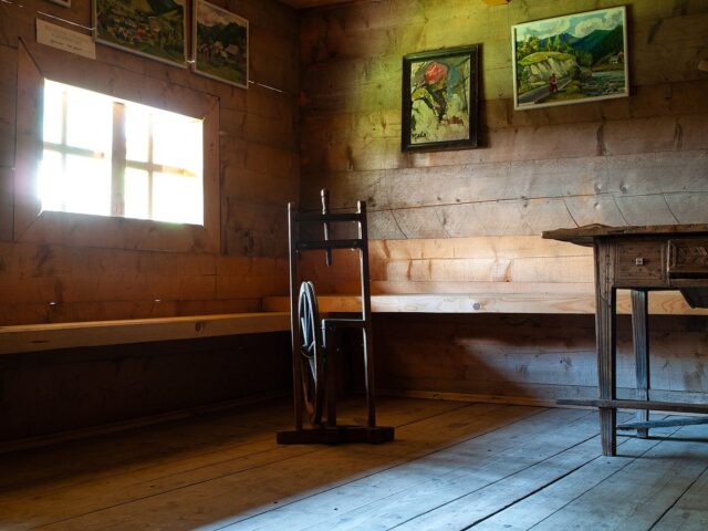 Museum «Khata-Hrazhda» hutsulskoi hospodarky (s. Kryvorivnia)