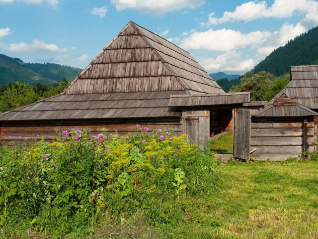 Museum «Khata-Hrazhda» hutsulskoi hospodarky (s. Kryvorivnia)
