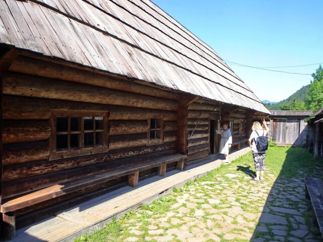 Museum «Khata-Hrazhda» hutsulskoi hospodarky (s. Kryvorivnia)
