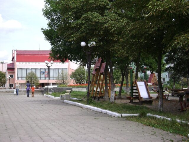 Пам’ятник Михайлу Грушевському, Долина